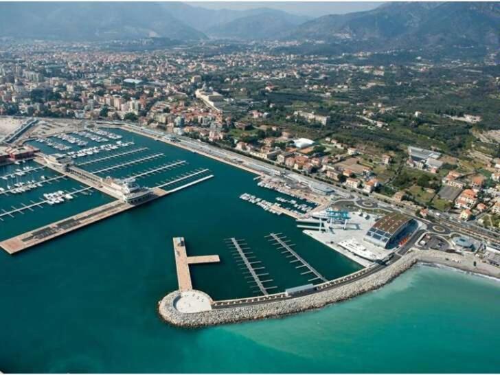 New Loano Elegante ☆☆☆☆☆ A 150 Mt Dal Mare Apartment Luaran gambar